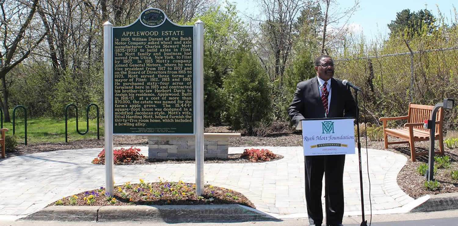 https://www.ruthmottfoundation.org/wp-content/uploads/2020/11/applewood-estate-historical-marker-sign.jpg