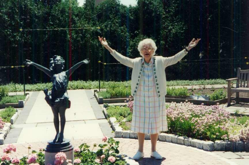 Ruth Mott poses with La Brezza in the garden at Applewood in 1997