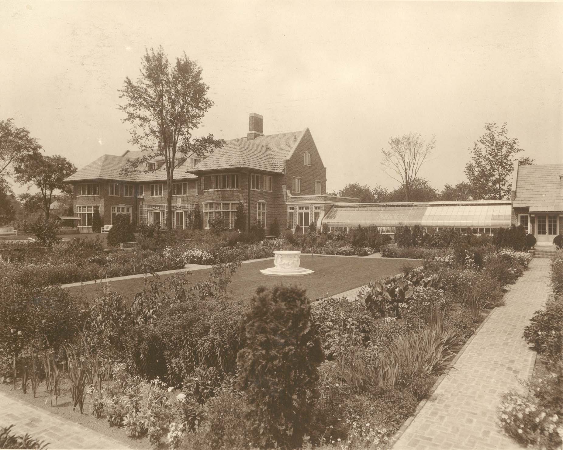 https://www.ruthmottfoundation.org/wp-content/uploads/2022/06/applewood-estate-with-gardens-and-greenhouse.jpg