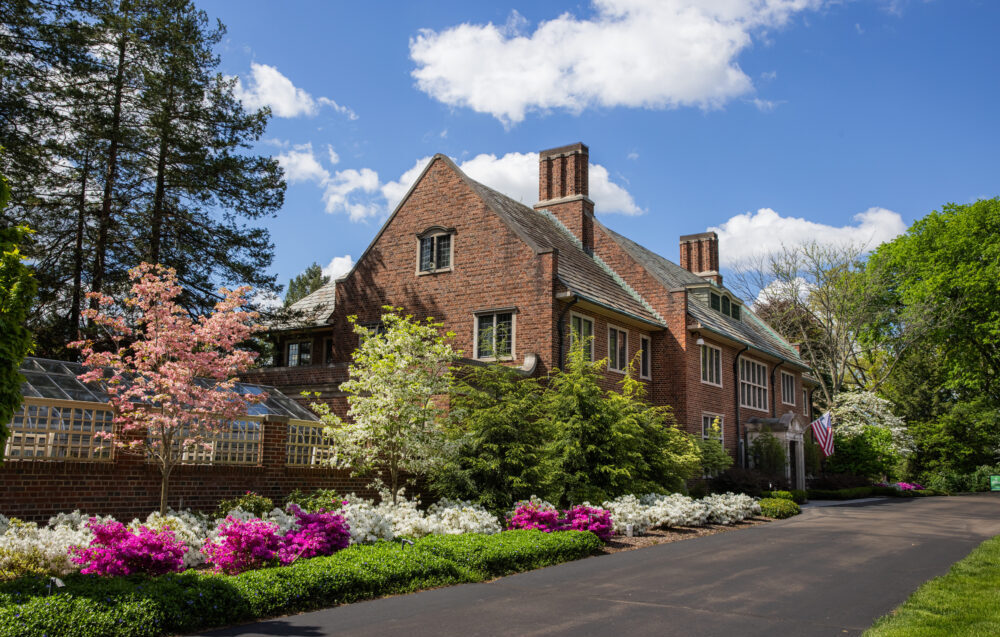 https://www.ruthmottfoundation.org/wp-content/uploads/2025/04/Applewood_estate_lunch_storytime_flint_michigan_pop_mod_photo_05-e1785418614165.jpg